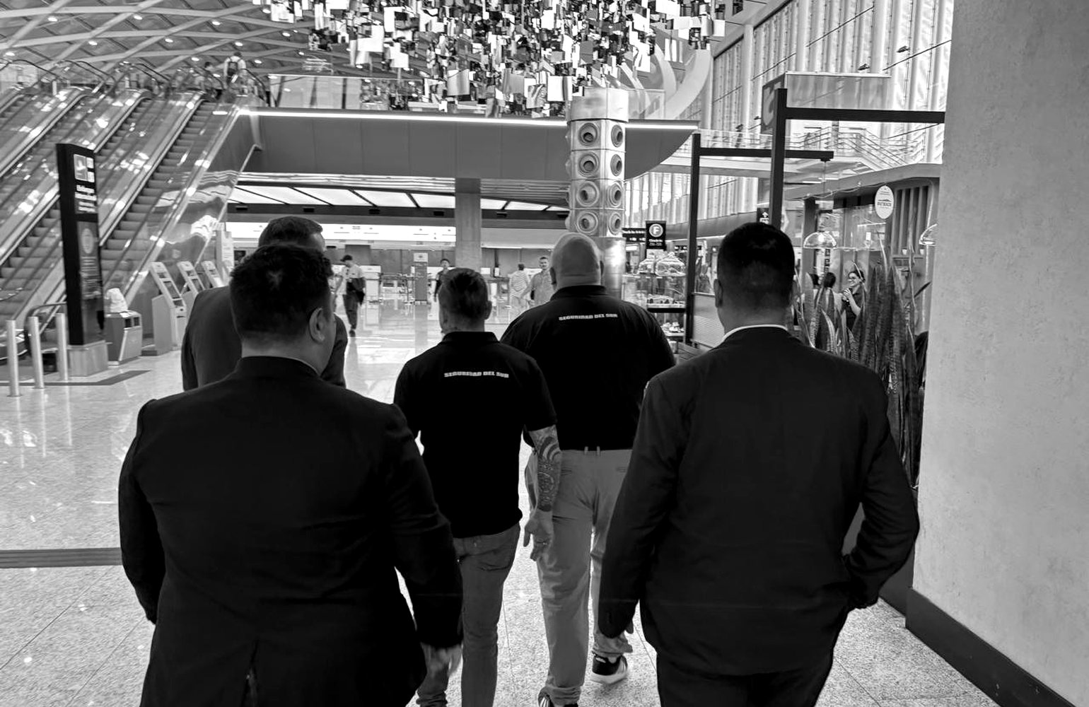 Equipo de seguridad acompañando un ingreso
