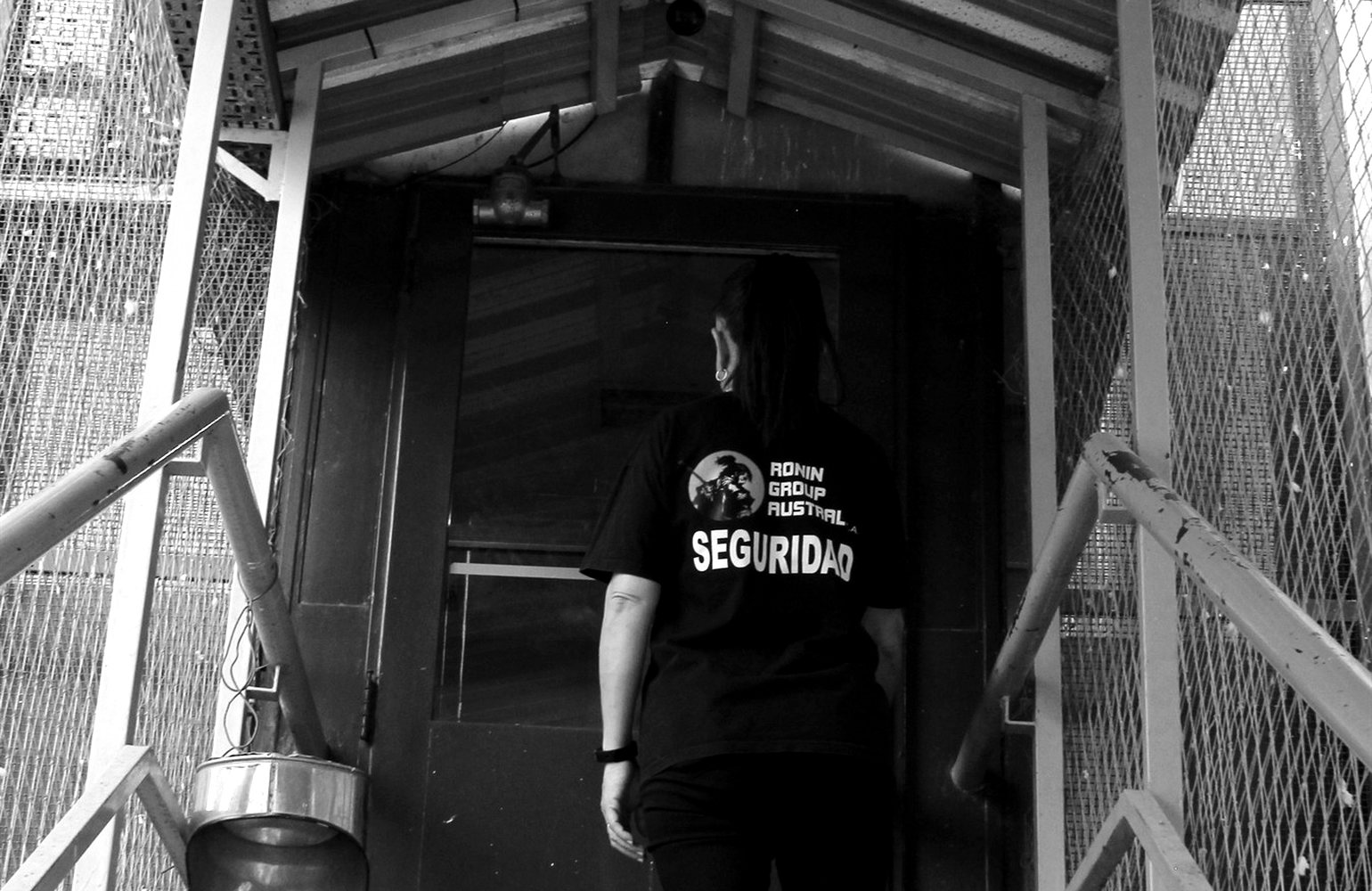 Personal de seguridad ingresando a un puesto